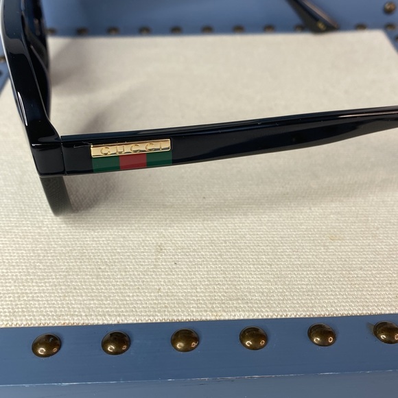 GUCCI GG0767S aviator sunglass comes in a shiny black frame with grey lenses. - Picture 9 of 14